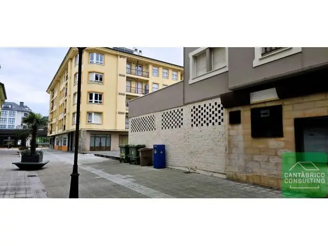 Local Comercial en Navia zona peatonal con muchas posibilidades