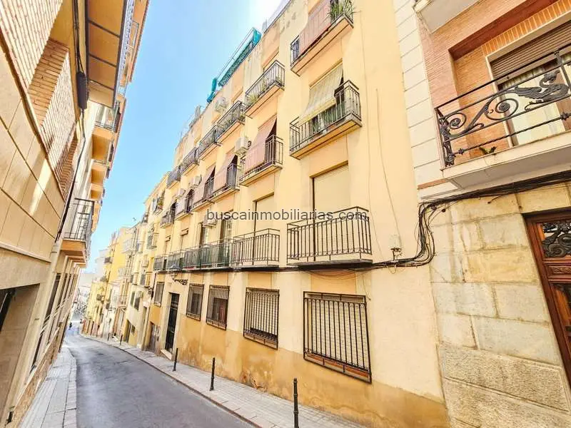 Piso en venta en Jaén centro con patio