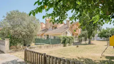 Casa Adosada en Besalú con Jardín y Garaje