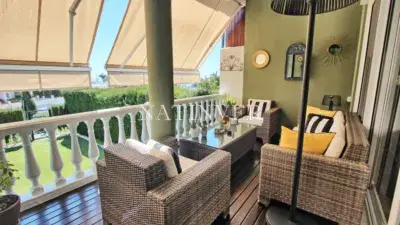 Chalet Adosado con Vistas Magnificas y Piscina