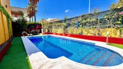 Chalet en Torreblanca con Piscina Privada Cerca de la Playa