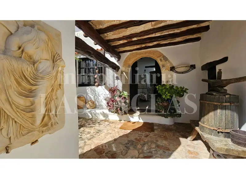 Finca histórica en Ibiza: Casa rural reformada con jardín