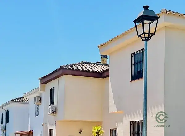 Casa adosada en Gines con 4 dormitorios y 2 baños