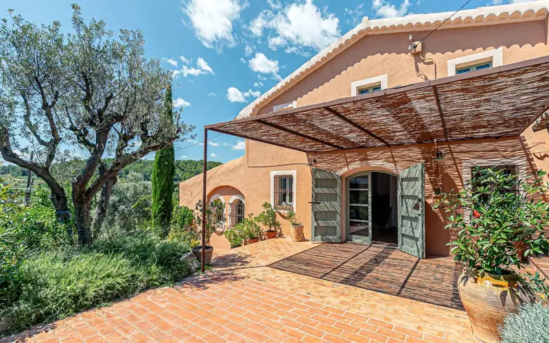 Masia restaurada en venta en Torrelles de Foix con piscina