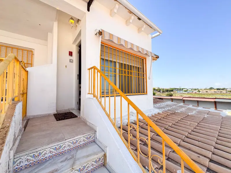 Bungalow con Solarium Privado y Piscina en Torrevieja