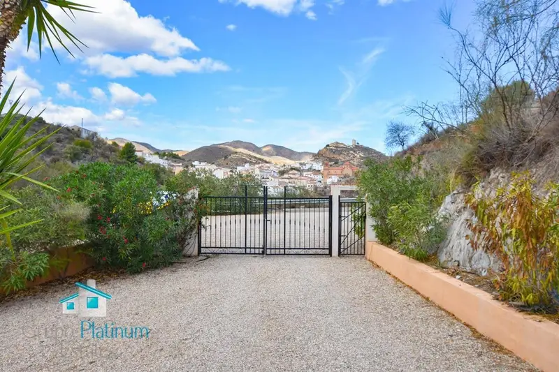 Chalet con Piscina Privada en Lubrin Almeria