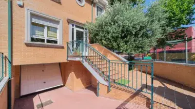 Chalet Adosado en Boadilla del Monte 296m2 4 Dormitorios Jardin Garaje