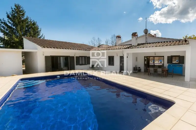 Casa señorial en Llagostera con piscina cerca de la Costa Brava