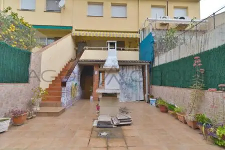 Casa Adosada en Abrera para Familias