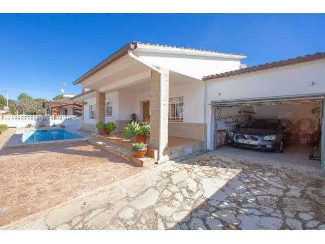 Casa en venta con piscina y jardin en La Bisbal del Penedes