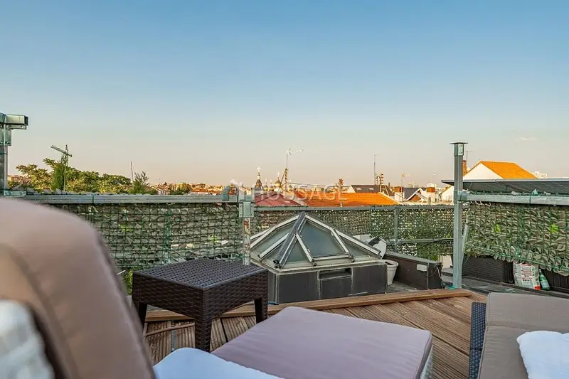 Chalet de Lujo en Madrid con Piscina Ascensor y Nave Comercial