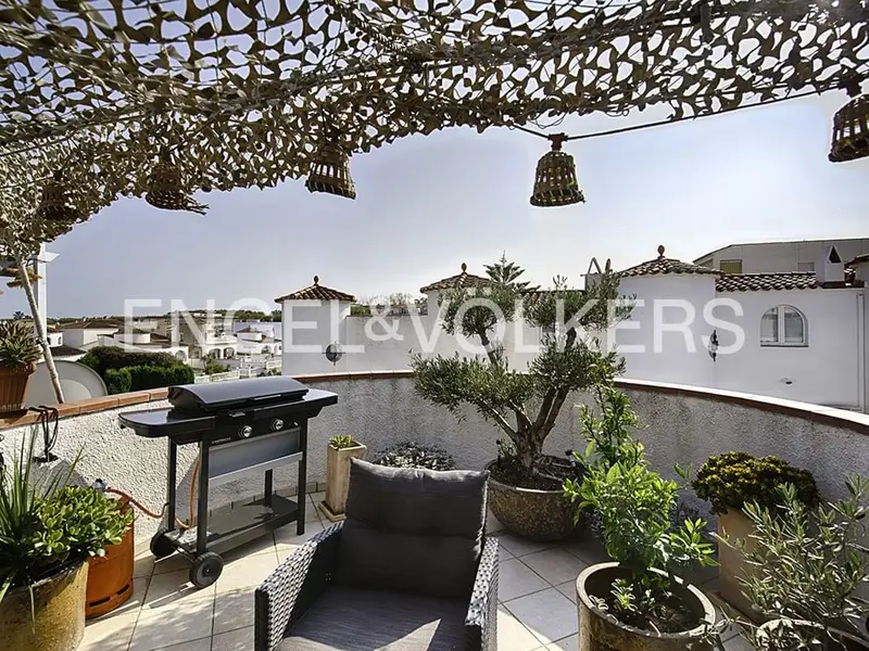 Casa en Empuriabrava con Amarre y Vistas al Canal