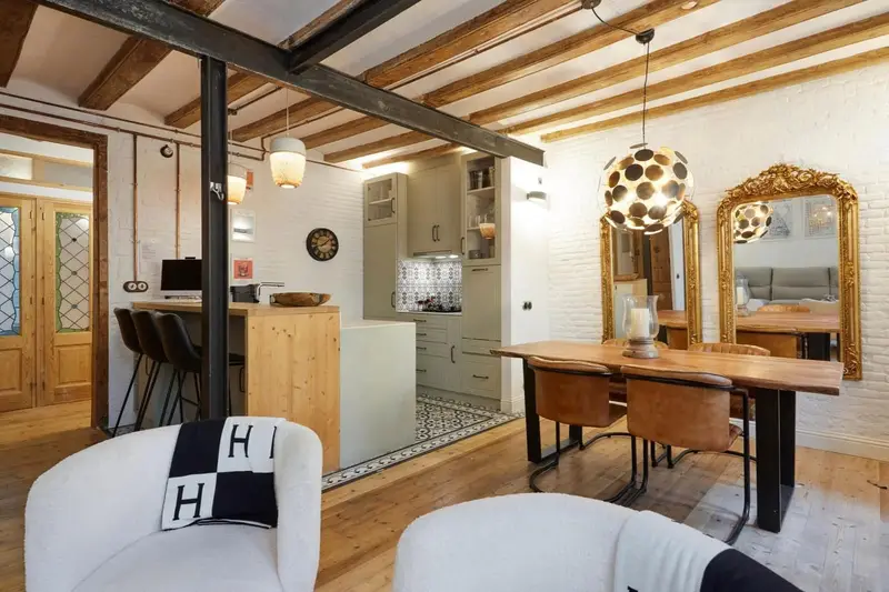 Piso en venta en el Gotico Ramblas 2 habitaciones reformado