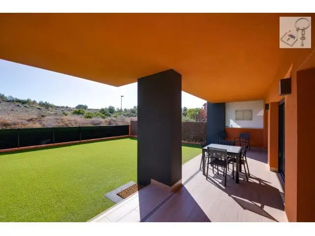 Apartamento en Orihuela con Jardín Privado y Piscina
