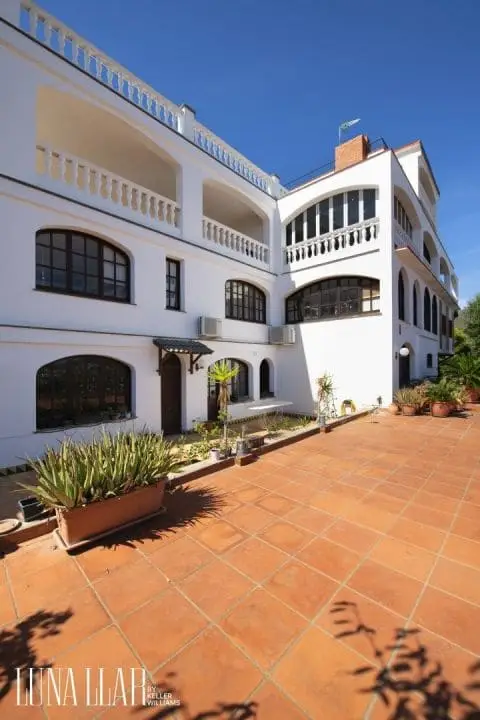 Chalet en Castelldefels con Vistas al Mar y Piscina Privada