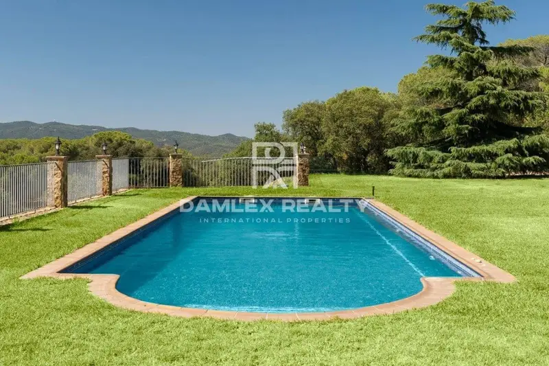 Chalet de Lujo en Venta: 4 Dormitorios, Piscina y Garaje