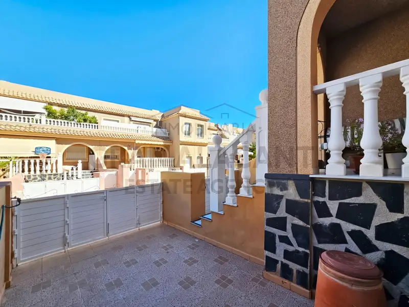 Bungalow en Gran Alacant con Piscina y Vistas al Mar