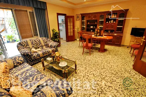 Casa en Burjassot con Garaje y Dos Terrazas Cerca de la Universidad