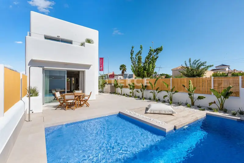 Chalets en Los Alcázares Murcia: Piscinas Privadas y Vistas al Mar