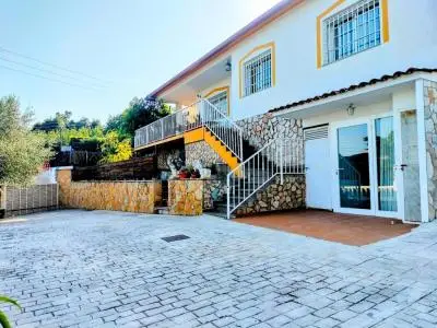 Casa de dos plantas con piscina y apartamento independiente