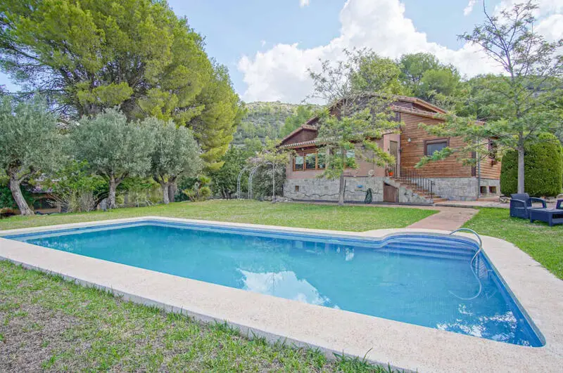 Villa de Lujo con 4 Dormitorios y Establo en Orba Alicante