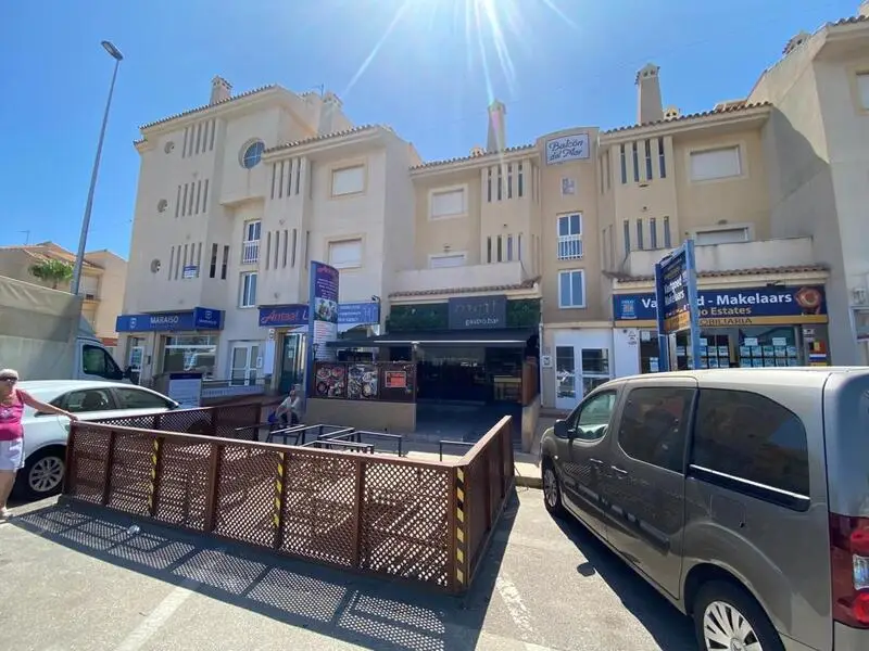 Local Comercial en Orihuela Costa con Terraza y Balcón