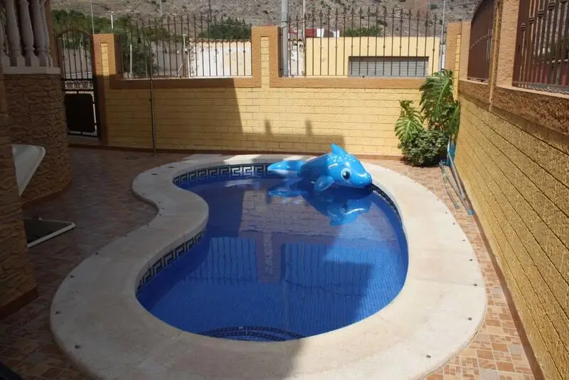 Villa de 4 Dormitorios en Murcia con Piscina y Garaje