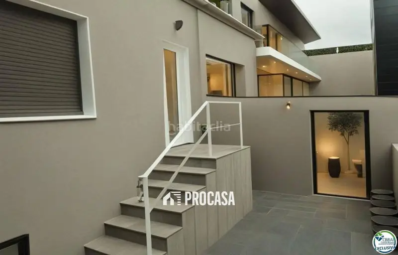 Chalet en Llançà con Garaje y Patio - Reforma Parcial