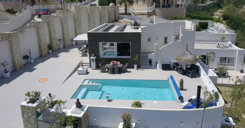 Villa en Venta Ciudad Quesada 6 Cuartos 2 Apartamentos Estudio