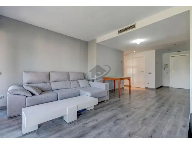 Amplio Piso con Balcón y Piscina en Barbera del Valles
