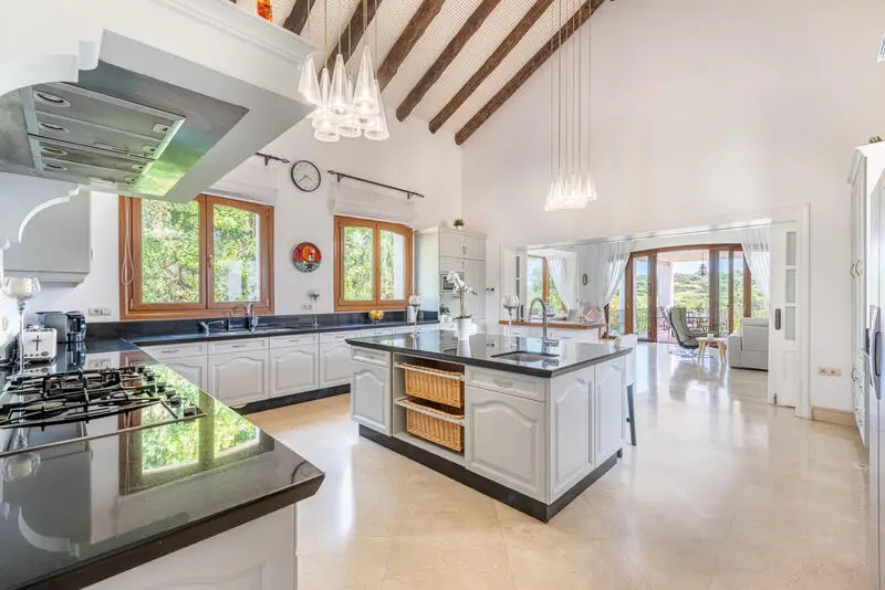 Villa de Lujo en Sotogrande con 6 Dormitorios y Piscina Climatizada