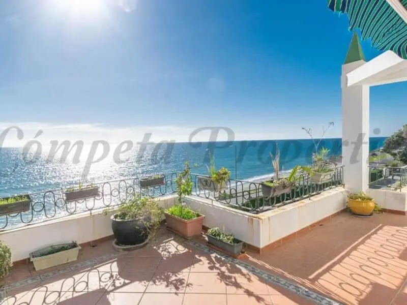 Chalet de Lujo en Torrox Costa 400m2 Primera Linea de Playa