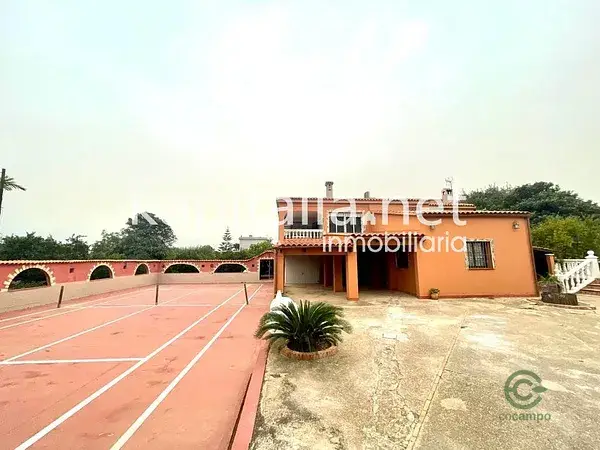 Chalet en Alzira con Piscina y Amplio Jardín