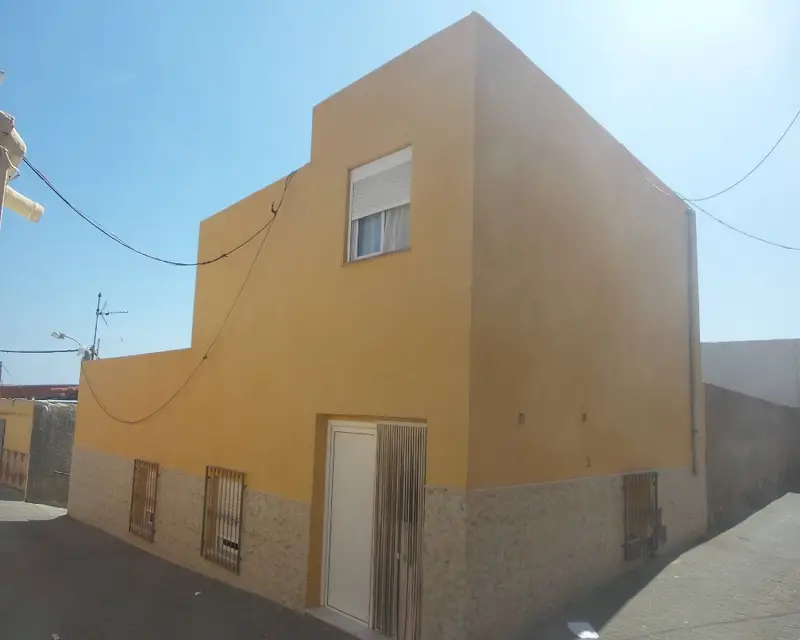 Adosado de 4 habitaciones en Adra