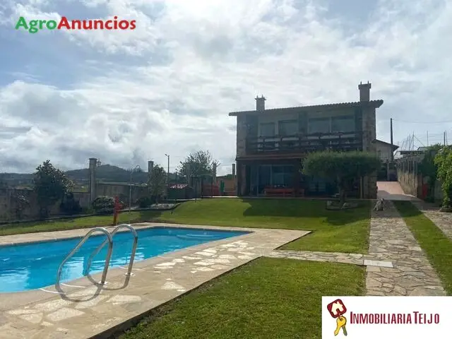 Venta  de Chalet con jardín y piscina en A Coruña