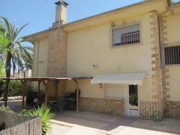 Chalet en Monovar con 5 Dormitorios, Piscina y Garaje Doble