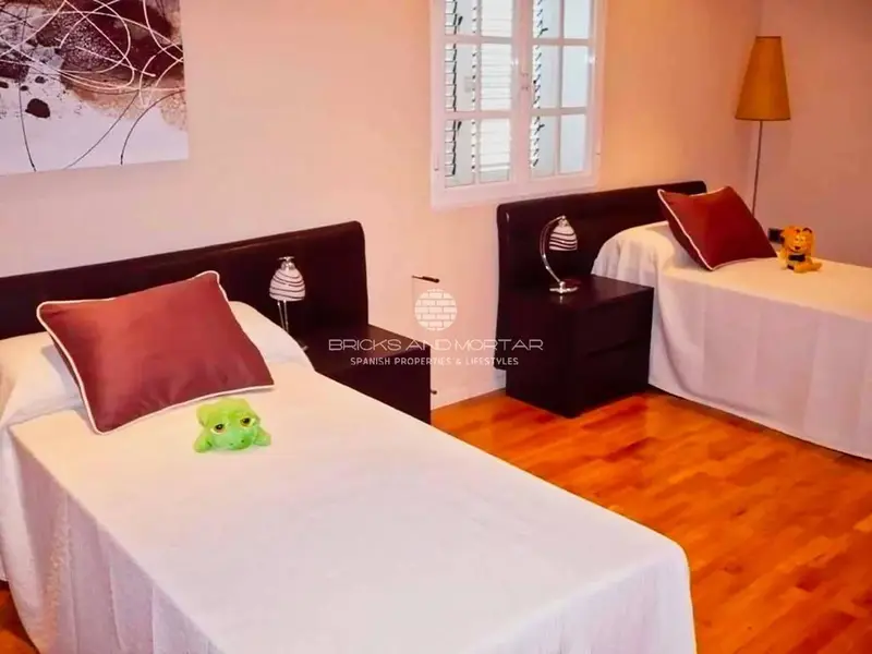Chalet de Lujo en Lliria con Piscina Olimpica y Jacuzzi