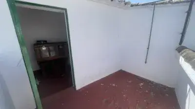 Casa en Venta El Gastor: Pueblo con Terraza y Potencial