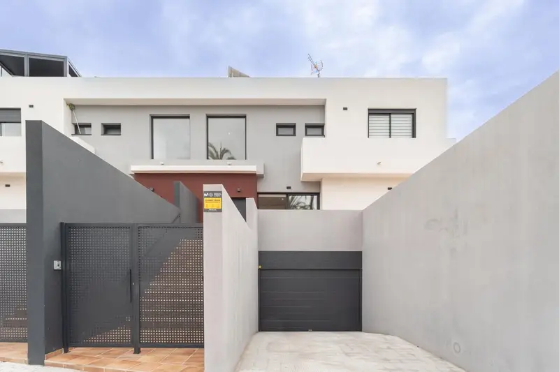 Casa Pareada en Alzira con Piscina Privada y Eficiencia Energética A