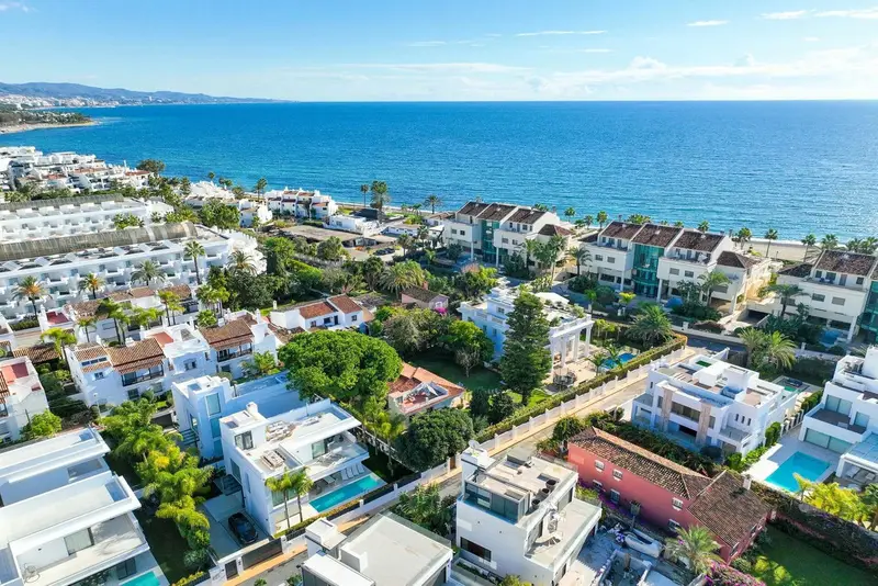Casa-Villa de 4 Dormitorios alquiler Milla de Oro, España