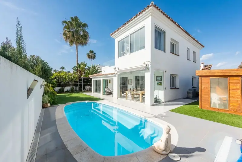 Villa Moderna en Costalita Estepona con Vistas al Mar