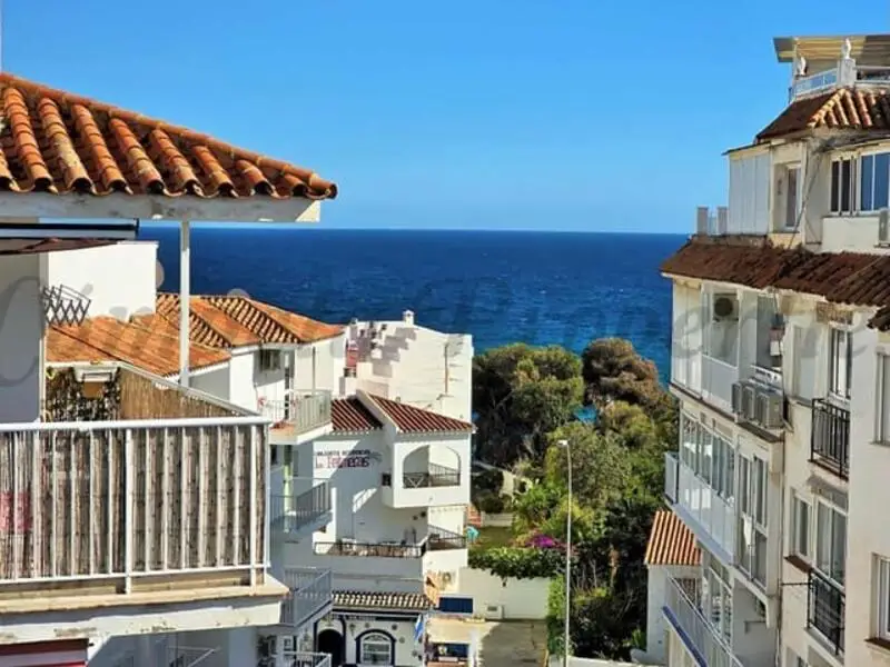Apartamento en Nerja con Vistas al Mar y Terraza Privada