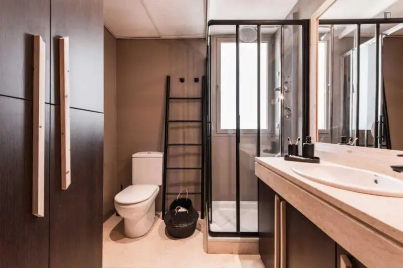 Apartamento Moderno con Patio y Terraza en Madrid