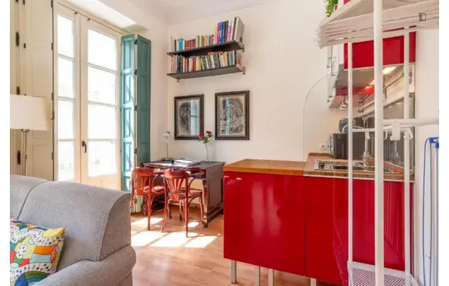 Estudio céntrico en Málaga: Apartamento moderno con balcón y patio privado