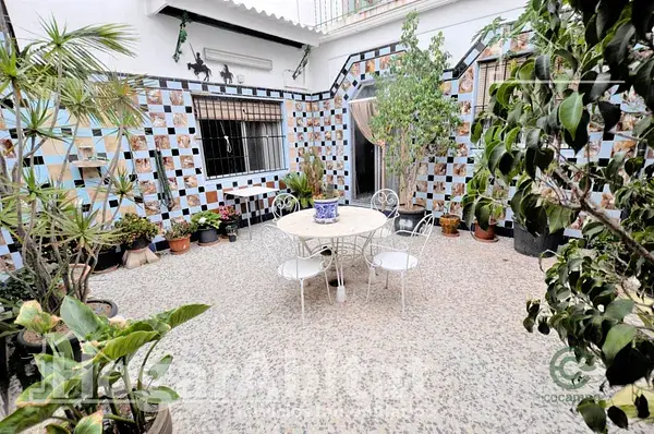 Casa en Burjassot con garaje, dos terrazas y cerca de la universidad