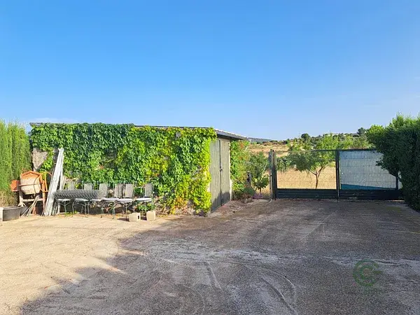 Casa de Campo en Requena con Garaje y Amplia Parcela