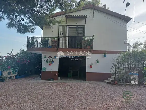 Casa con piscina y terreno en Crevillent