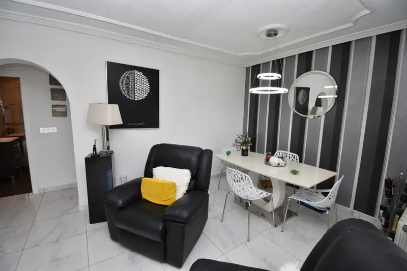 Villa 4 Dormitorios Cabo Roig: Moderna y Espaciosa Cerca de la Playa