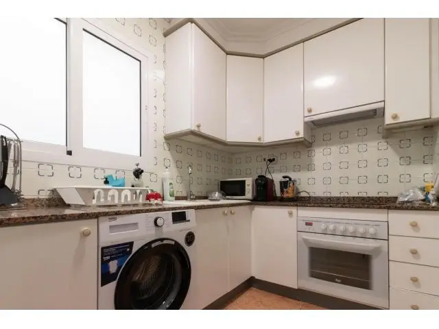 Habitacion amueblada con cocina y dos banos