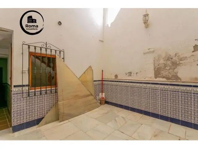 Casa en Venta para Reformar con 3 Apartamentos y Estudio en Granada